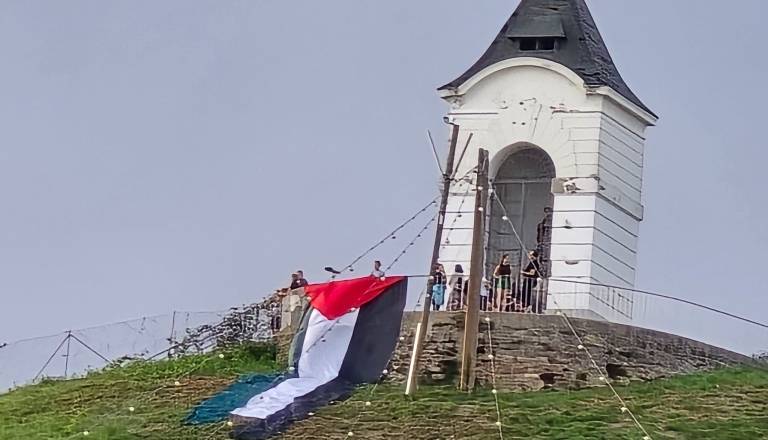 FOTO: Palestinska zastava na eni najbolj obiskanih točk v Mariboru, kdo jo je obesil?