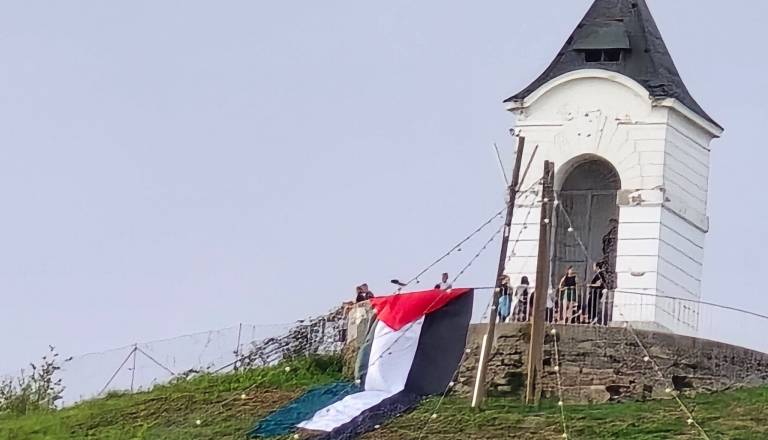 FOTO: Nenavaden prizor na mariborski Piramidi: Z ograje ob kapelici visi palestinska zastava