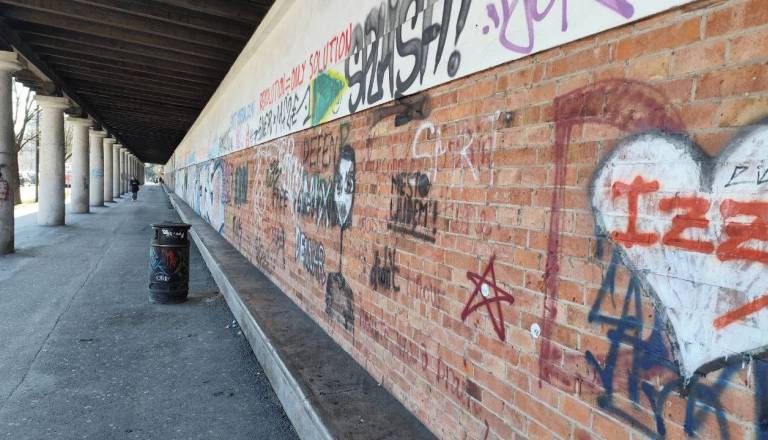 Meščan opozarja na grafite, ki kazijo podobo Ljubljane. Občina odgovarja: Storilce je treba zalotiti pri dejanju