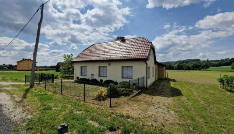 Pomurska občina za dobrih 100 tisočakov prodaja stanovanjsko hišo, prednost imajo mlade družine