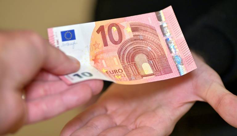 Sredi belega dne izvedla drzno tatvino: Želela pomagati bolnemu otroku, ostala pa brez 100 evrov