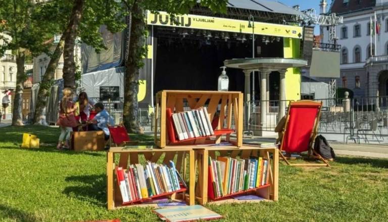 Kam pobegniti pred vročino? Pod krošnje in med knjige! Letos v Ljubljani vabi dvanajst bralnih otokov