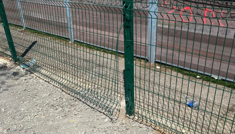 Zaradi posegov v ograjo pri igrišču napovedana prijava policiji