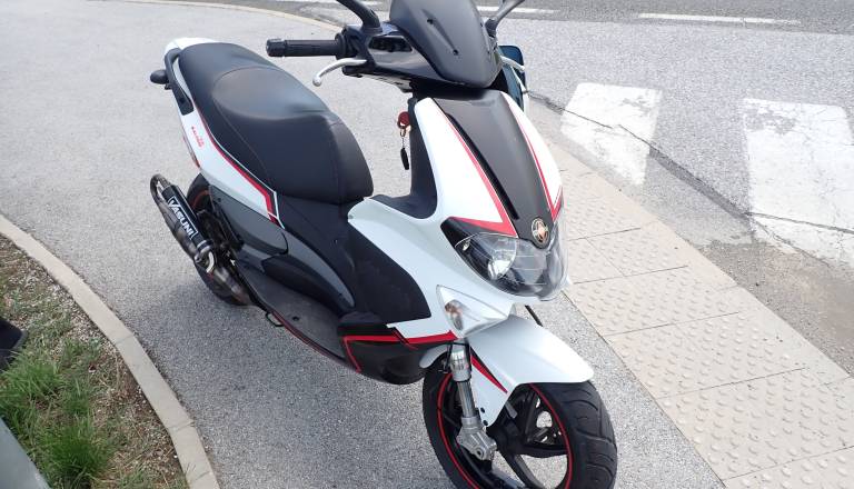 Na prvi pogled običajen moped, nato pa šokantna ugotovitev mariborskih policistov