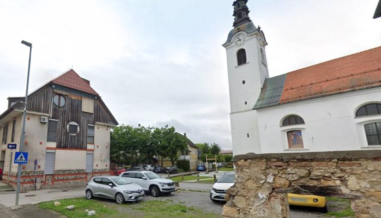 V takem središču je nepremičnino nemogoče najti. Sredi dolenjskega mesta naprodaj v čistem centru
