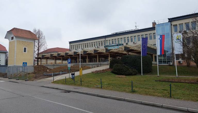Sredi Brežic zapora ceste do sredine avgusta. To je razlog za zamudo del