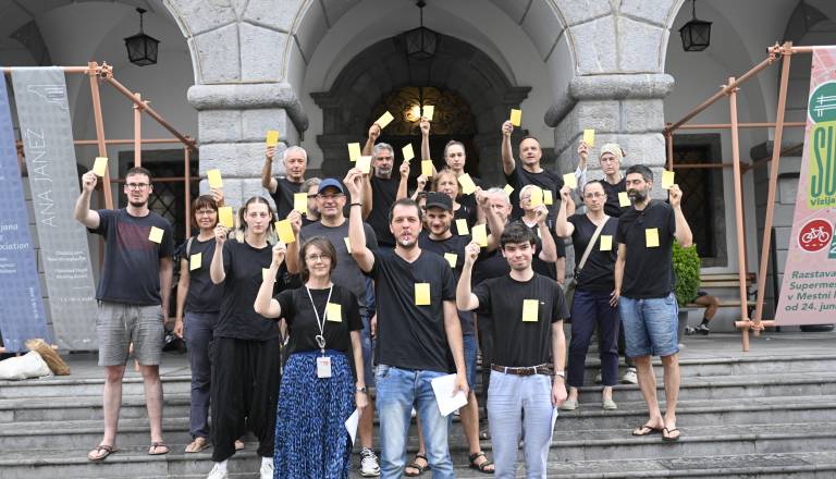 FOTO in VIDEO: Pred mestno hišo Jankoviću pokazali rumeni karton
