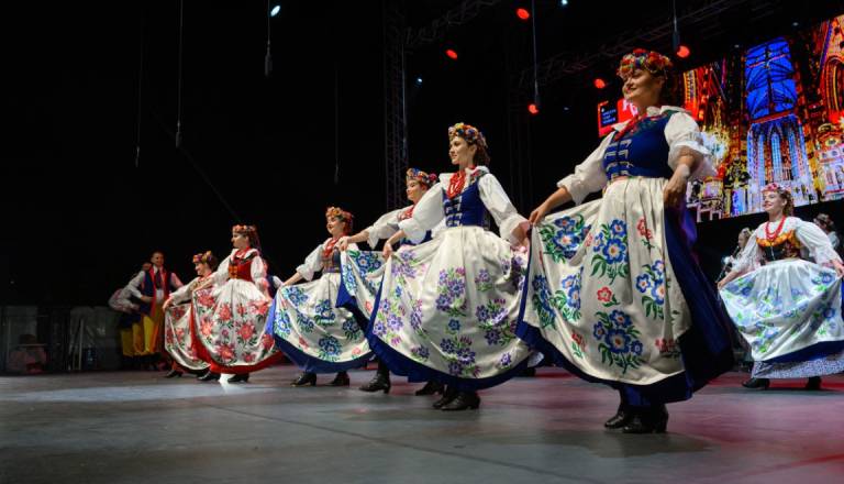 FOTO in VIDEO: Po povorki skozi Maribor folkloristi navdušili še na Glavnem odru