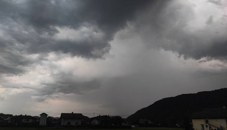 Velika verjetnost toče v Ljubljani z okolico, ponekod po Sloveniji že padala toča