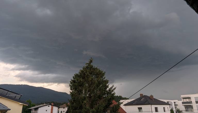 Velika verjetnost toče v Podravju, ponekod po Sloveniji že padala toča