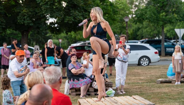 FOTO in VIDEO: Burjana z bendom poskrbela za poletni večer v Moravskih Toplicah