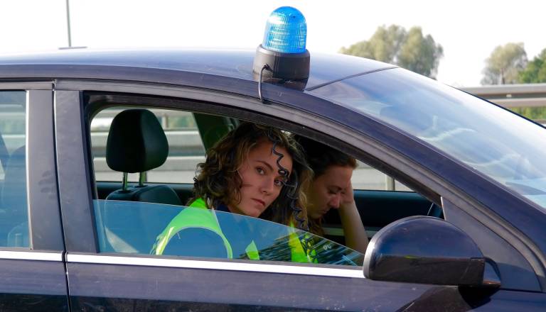 Prava drama: Moški z bombo grozil, da se bo razstrelil ob šoli