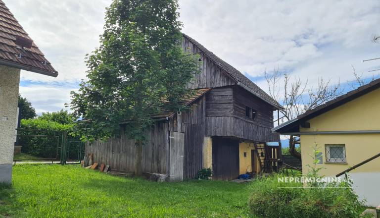 Skoraj četrt milijona evrov za hišo ob največjem romskem naselju na Dolenjskem