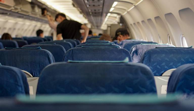 VIDEO: Drama na letu Ryanair, potnika skoraj posesalo skozi razbito okno