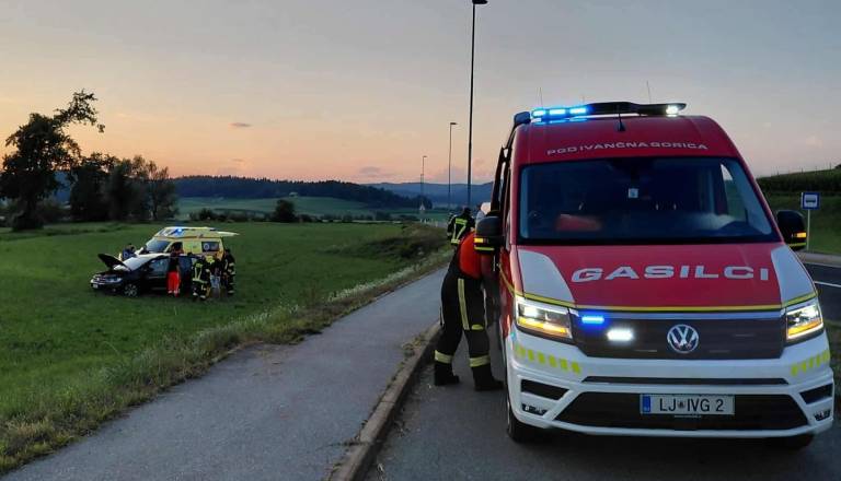 Pri Ivančni gorici požar sredi noči popolnoma uničil vozilo in poškodoval objekt