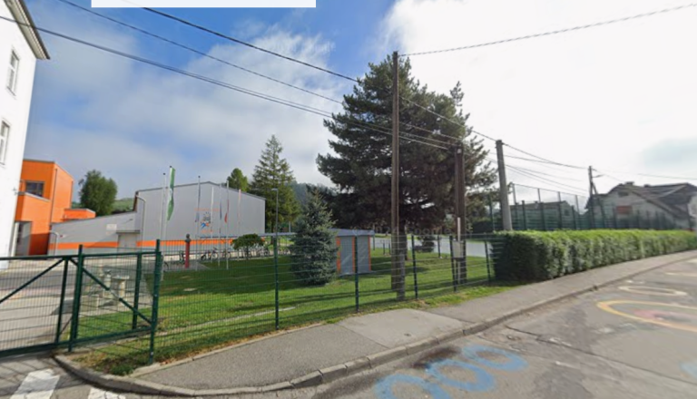 Igrišče bi odprli mladim, a vandalizem kroji pravila, takšna je rešitev mariborske šole