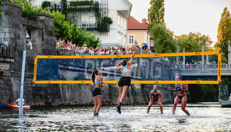 FOTO in VIDEO: Plavajoče igrišče znova zavzelo Ljubljanico, danes sledi veliki finale