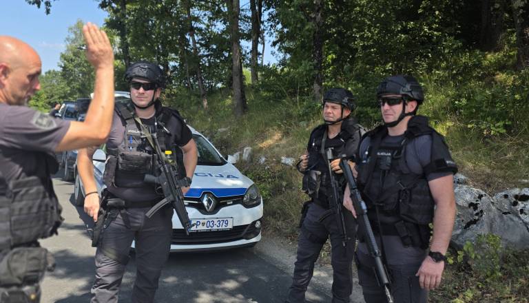 Konec nevarnosti na Dolenjskem: oboroženi ropar je mrtev