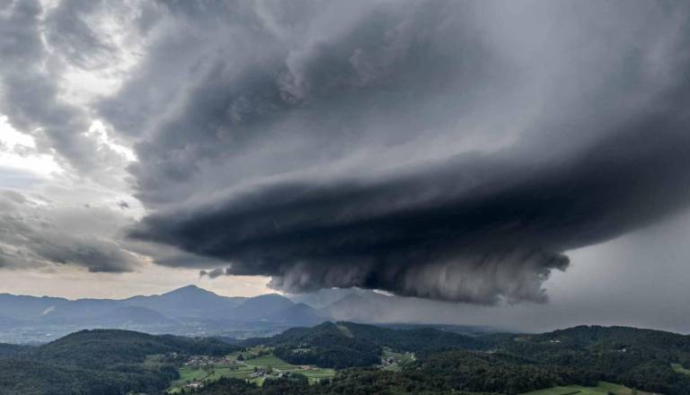Vročina se stopnjuje, popoldne pa lahko udarijo plohe in nevihte
