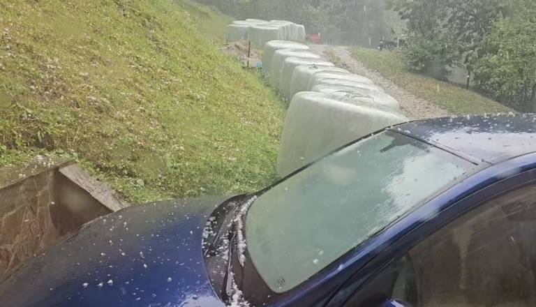 Na Štajerskem klesti toča: debela tudi kot oreh