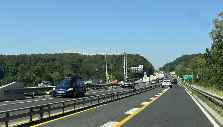 Opremite se z jeklenimi živci, gneča bo. Voznikom bodo delili vodo in poziva k varni vožnji