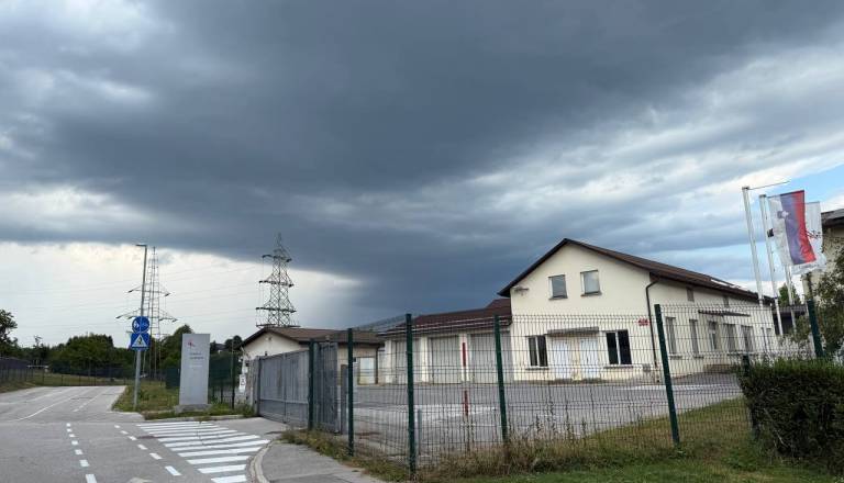 Dolenjsko se približujejo nevihte, velika nevarnost tudi za točo
