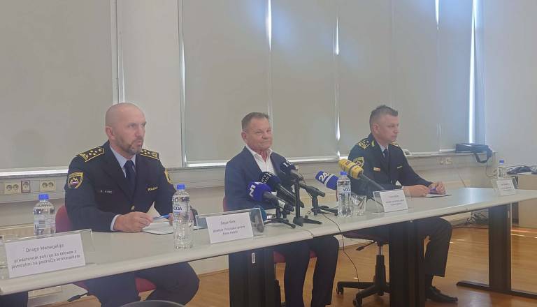 Podrobnosti lova na oboroženega roparja: Storilec napadel policista in jima odvzel orožje, v hiši zadrževal talca