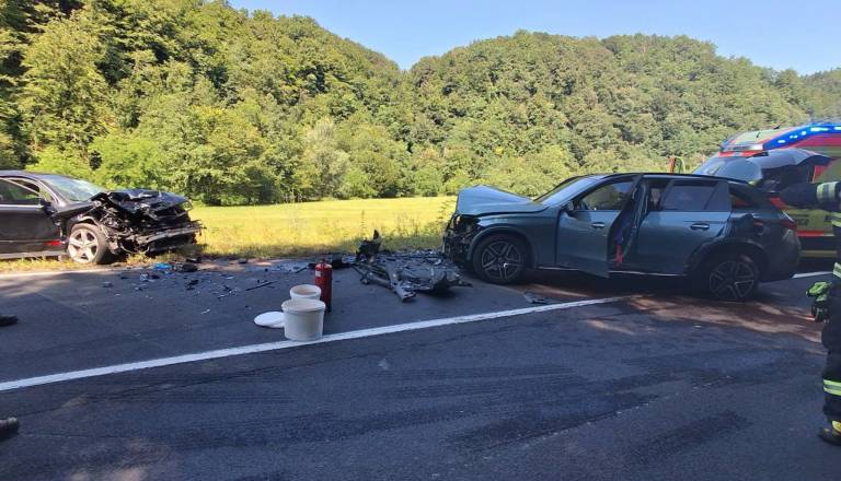 V trčenju dveh vozil pri Sevnici poškodovane tri osebe
