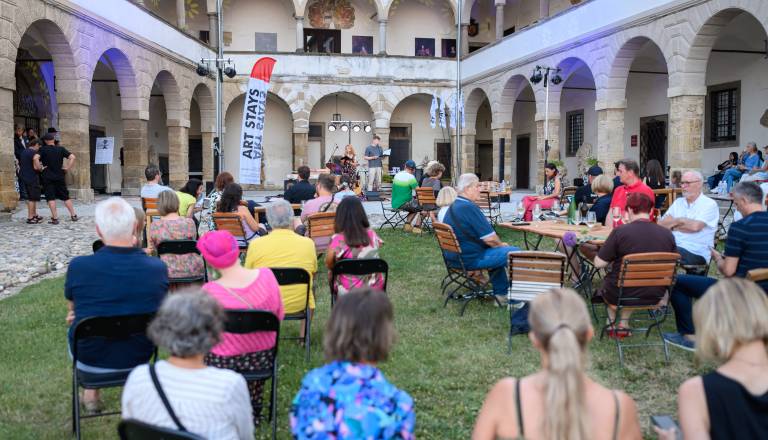 FOTO in VIDEO: Na Ptujskem gradu odprli razstavo italijanske umetnice, sledil je koncert Bande haloške