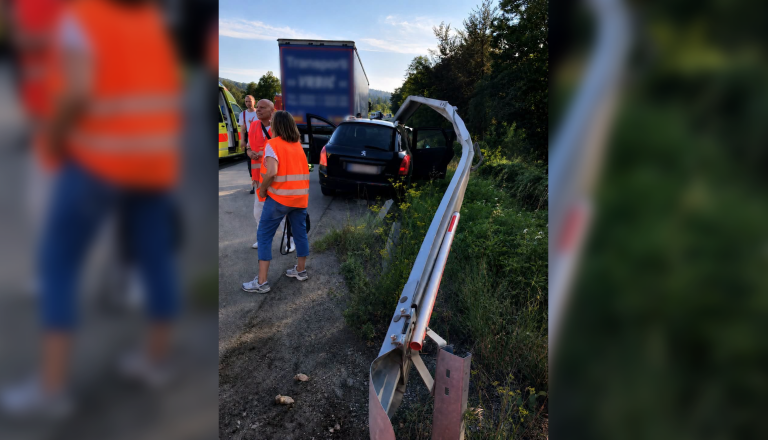 Verižno trčenje na avtocesti, dve poškodovani osebi odpeljali v UKC Ljubljana