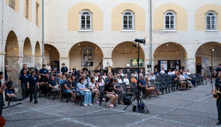 FOTO in VIDEO: Mladi ameriški glasbeniki napolnili grajsko dvorišče z različnimi ritmi