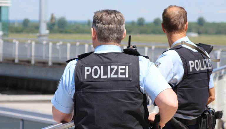 Ups! Policist voznici izbrisal globo, ker mu je bila všeč, zdaj mu grozi sodba