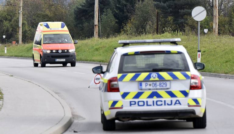 V nesreči trije poškodovani, povzročiteljica vozila pod vplivom alkohola in po napačni strani
