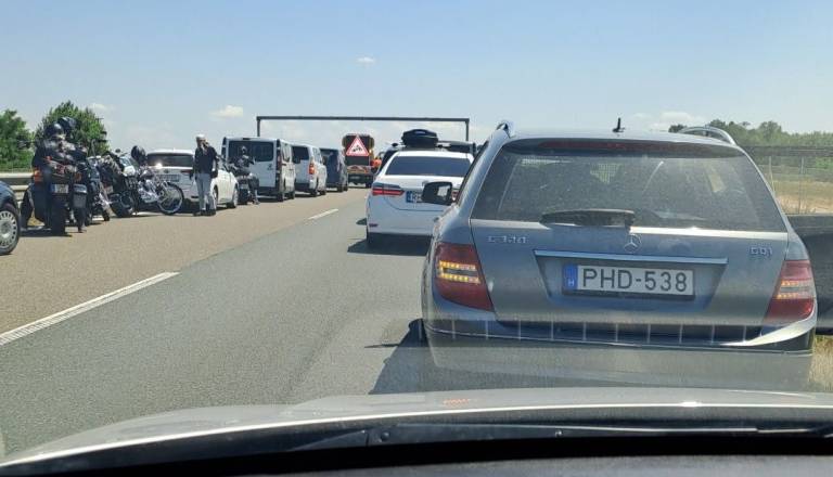 Na pomurski avtocesti čelno v naletni meh, voznik kaznovan