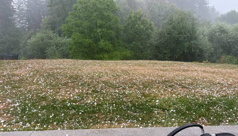 FOTO in VIDEO: Napovedi vremenoslovcev so se uresničile, ponekod klestila toča