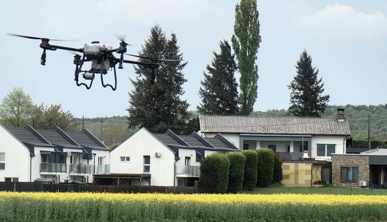 VIDEO: Zakaj ima sodobni kmet raje dron kot vile?