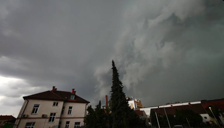Napovedi vremenoslovcev so se uresničile: Slovenijo zajel nevihtni sistem, izdano vijolično opozorilo