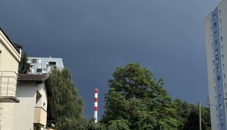Začelo se je! Nevihtni pas se krepi in pomika proti vzhodu, na udaru tudi Štajerska