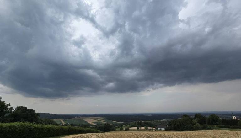Močne nevihte dosegle državo in se še krepijo, tudi Pomurju grozijo veter, toča in strele