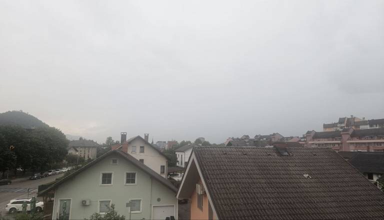 Nevihte dosegle Slovenijo, na Gorenjskem gori vijolični alarm