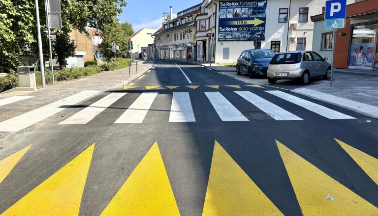 Promet na Trstenjakovi ulici ponovno stekel, varnost pešcev izboljšana