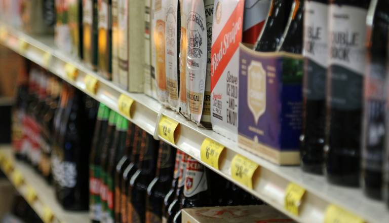 V hrvaškem mestu imajo dovolj pijanih turistov, prepovedali prodajo alkohola v nočnih urah
