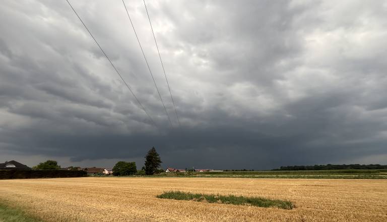 Po včerajšnjih lokalnih neurjih Sloveniji grozijo nova: Možna tudi krajevna neurja