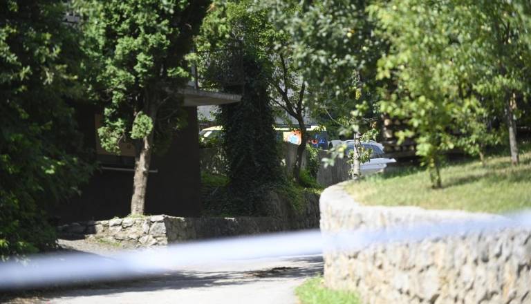 Policijska akcija pri Moravčah: Osumljenec zdaj najden mrtev v hiši, nevarnosti ni več