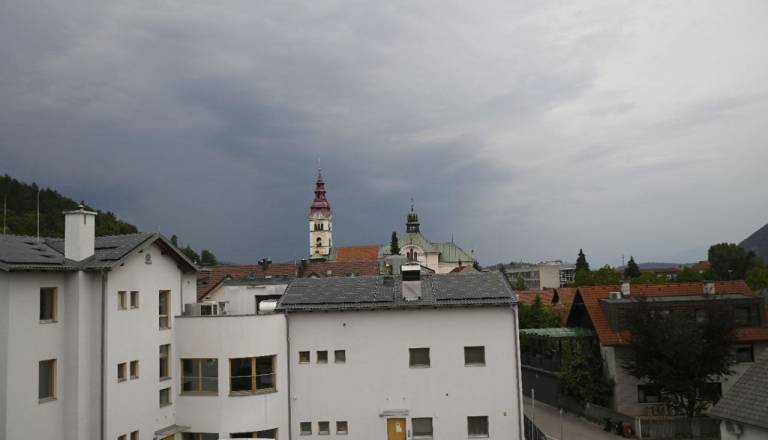 Napovedi se uresničujejo, za Gorenjsko izdano vijolično opozorilo pred veliko verjetnostjo toče