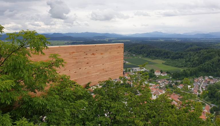 Razgledna ploščad propada: »To ni le žalostna podoba, ampak sramota za kraj«
