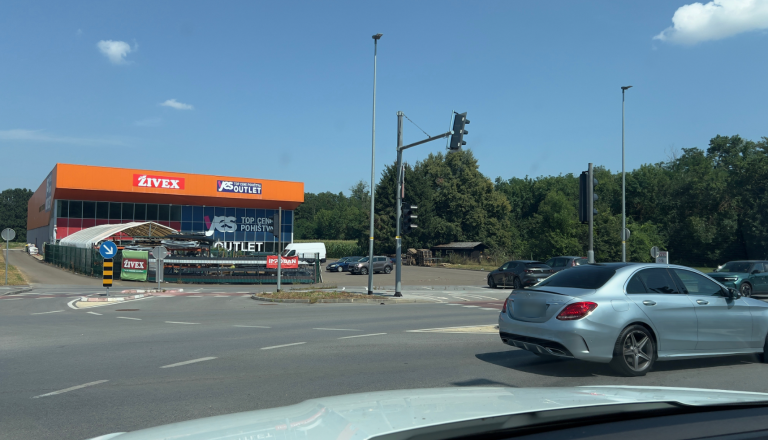 Pozor, pri trgovini Živex ne delajo semaforji