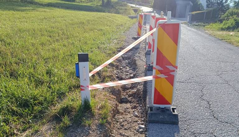 "Vsak močnejši dež odnese cesto": na Zgornjem Vetrnem vse več nezadovoljstva zaradi dotrajane ceste