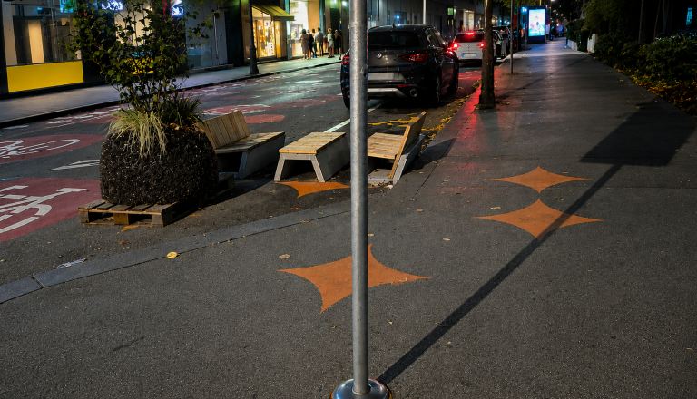 Invalidska parkirna mesta zasedena, avtomobili pa kar sredi ceste: Kaj se dogaja na tej ljubljanski ulici?