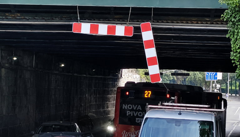 Podvoz pri Orto Baru spet v središču pozornosti: Nad vozili 'binglja' prometni znak